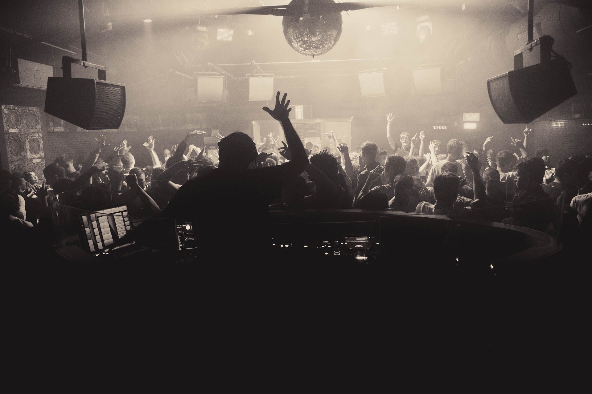 club-4458691_1920