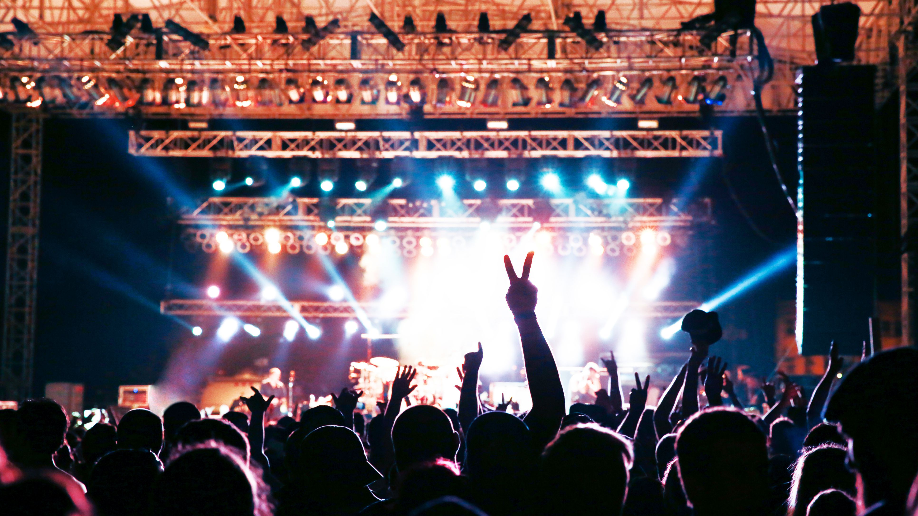 concert-crowd-silhouette-587240081-5b1da0b843a10300360942d9